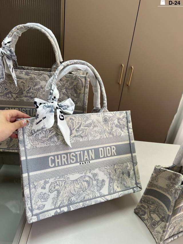 36Cm Comes with a silk scarf. Dior Dior Tote bag. Book. Perfect for everyday out