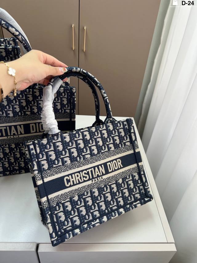 26Cm Comes with a silk scarf. Dior Dior Tote bag. Book. Perfect for everyday out