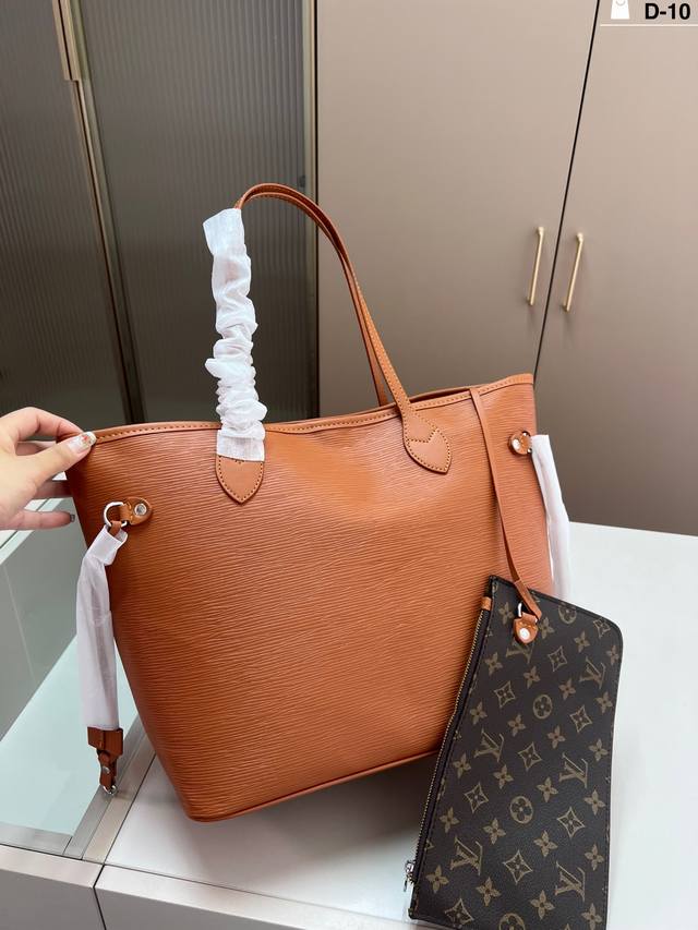 New LV shopping bag with a water ripple pattern. This super popular tote bag is