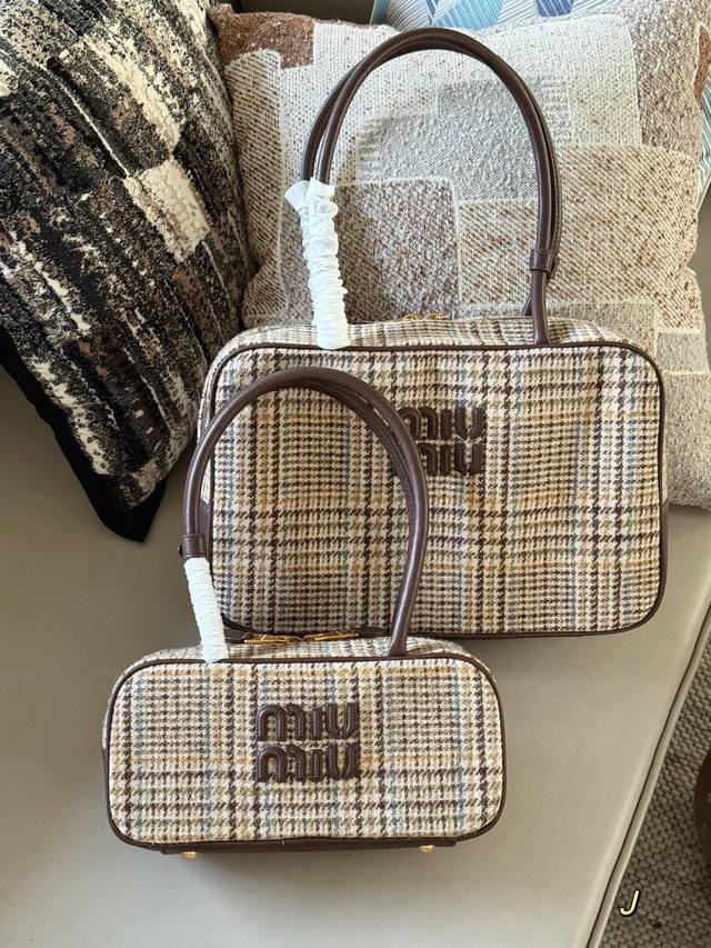 Comes with box Size: 28.5*14Cm Small 35*22Cm Large Miumiu bowling briefcase Hou