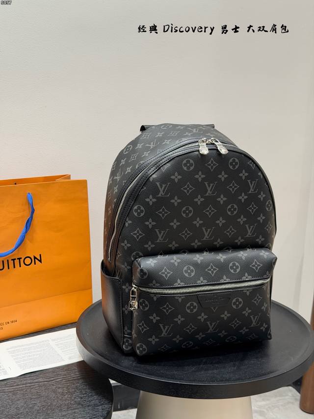 Size: 28.38cm LV Discovery Men's Large Backpack Classic Black Monogram PVC Ultra