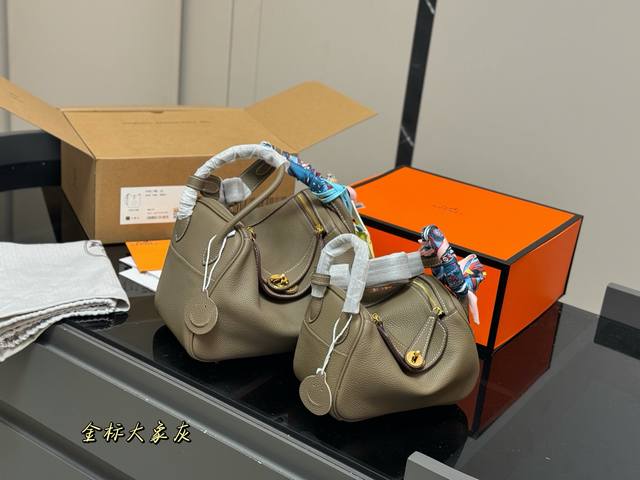 Comes with full packaging. Size: 26*18cm, 19*13cm. Hermes Lindy gold-buckled le