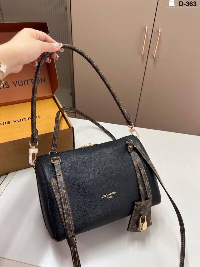 Chip version LV Express underarm bag Inspired by the classic Keepall travel bag