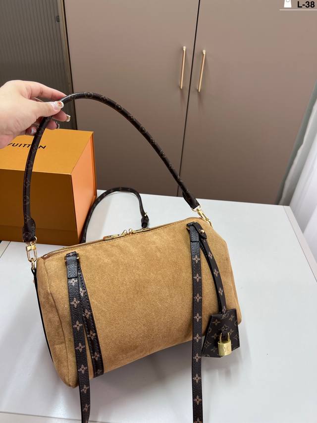 Lv Express underarm bag Inspired by the classic Keepall travel bag, it incorpora