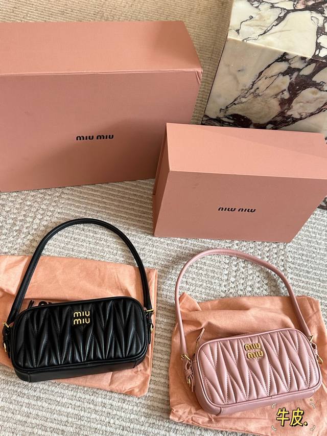 Comes with box, cowhide leather. Size: 20*11cm. Miumiu mahjong bag. The capacit