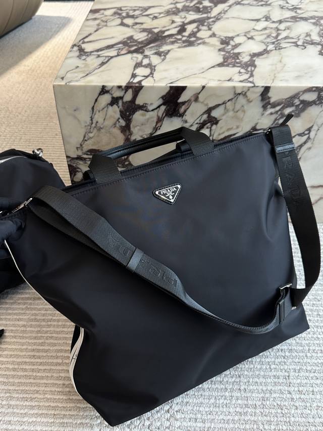 Size: 38 37cm Another day of falling in love with the Prada tote bag. The Prada