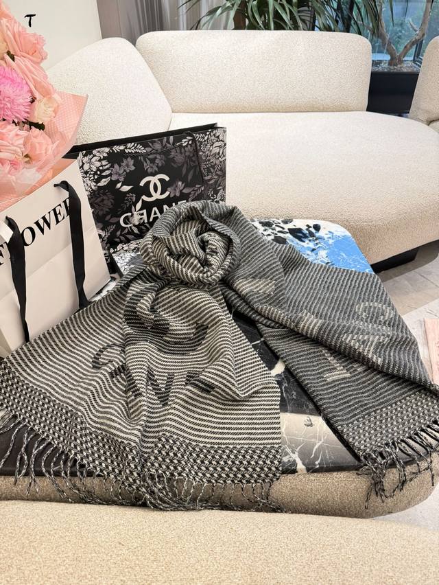 This patchwork tassel scarf incorporates various geometric patterns in its desi