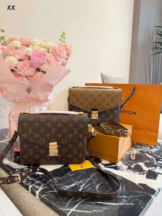 All-steel hardware chip version Classic monogram color-blocked messenger bag is