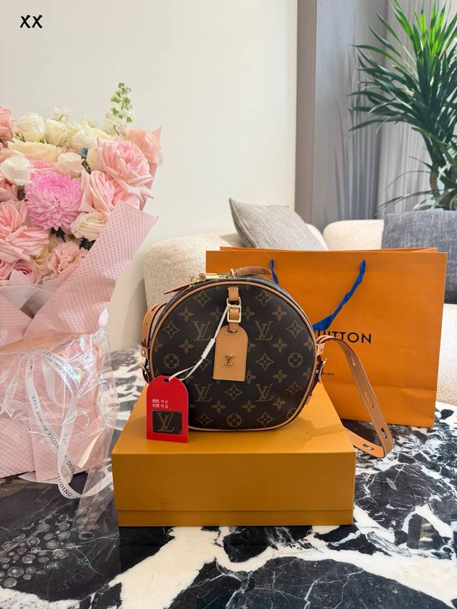 Lv Large Round Pancake Very cute monogrammed round pancake Suitable for autumn a