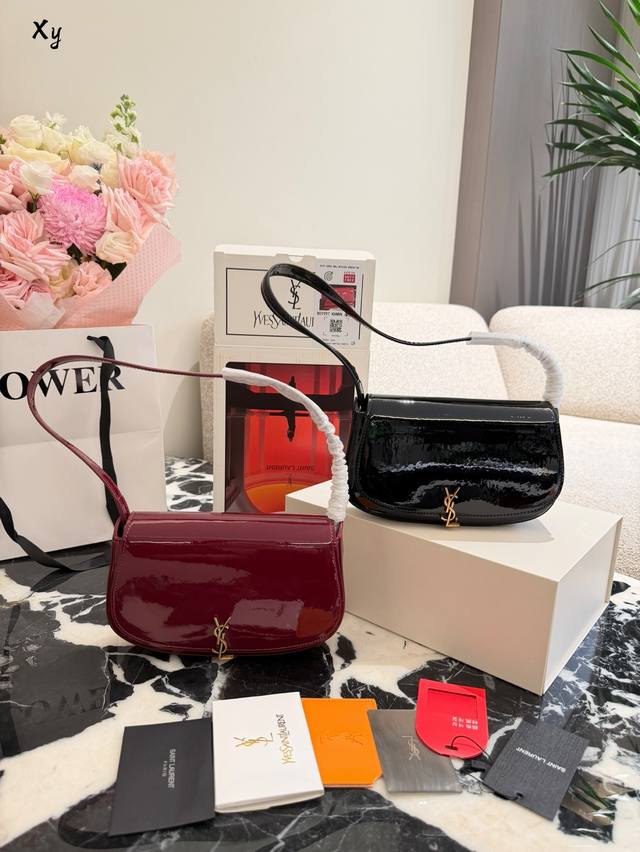 YSL Patent Leather Shoulder Bag This YSL patent leather shoulder bag features a