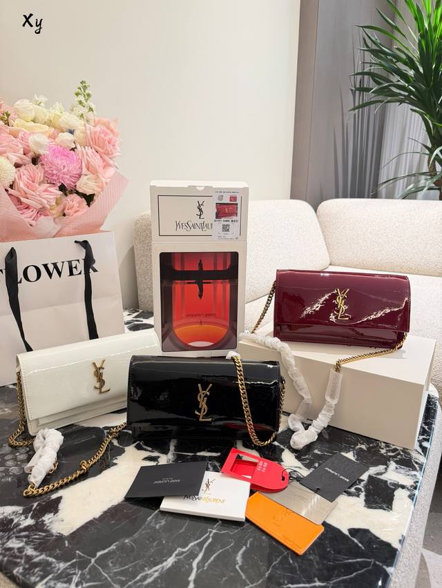 YSL Patent Leather Chain Bag This YSL patent leather chain bag features a classi