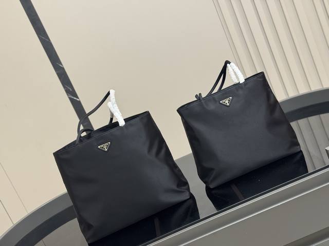 This Prada commuter king is so captivating! I really love Prada! It's my dream c