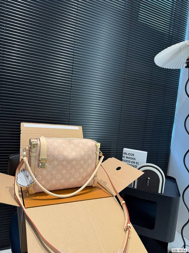 Comes with a folding box. Louis Vuitton (LV) September Cat Collection Preview.