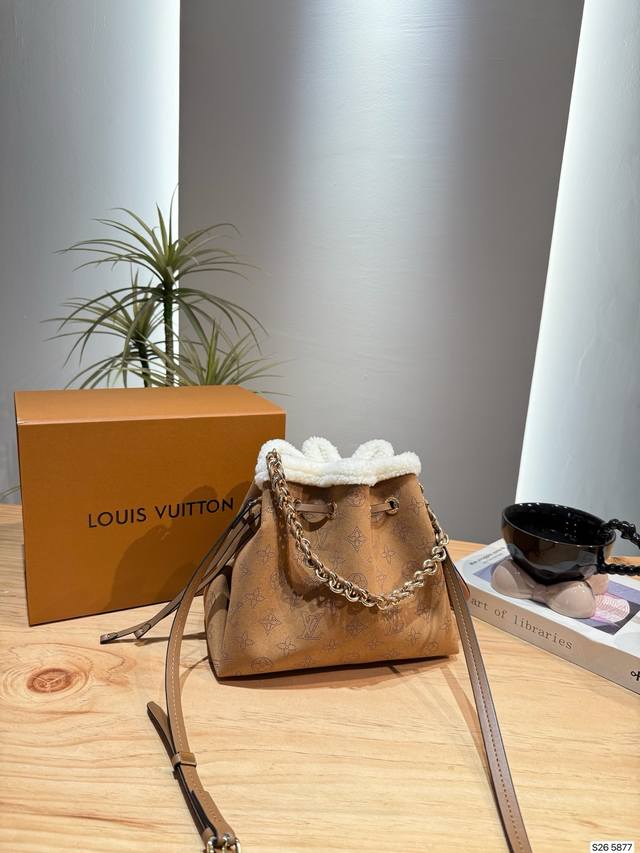 Folding Box Louis Vuitton Must-Buy Bag. This Louis Vuitton suede bucket bag is