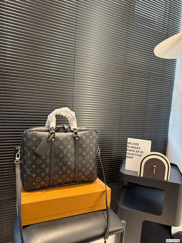 Comes with box. Lv men's briefcase, highly practical, exquisitely crafted, high