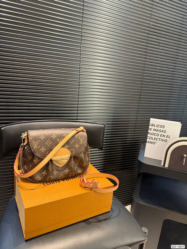 Comes with a folding box. LV Sunset Denim Ingot Shoulder Bag. Leather version.