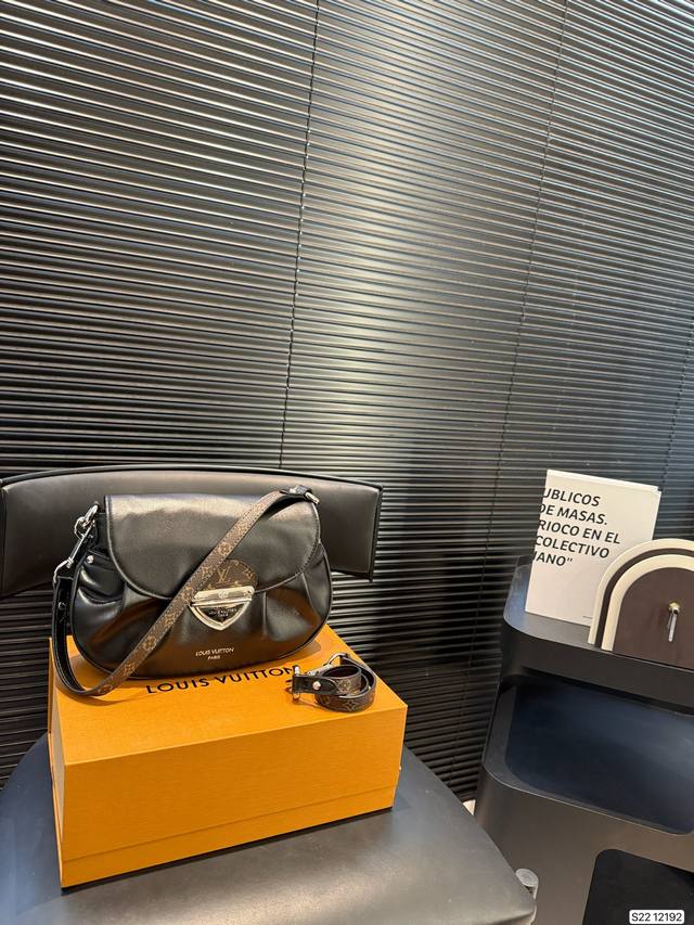 Comes with a folding box. LV Sunset Denim Ingot Shoulder Bag. Leather version.