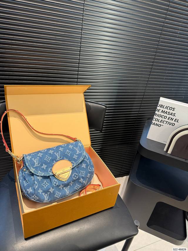 Comes with a folding box. This LV Sunset denim shoulder bag features a leather