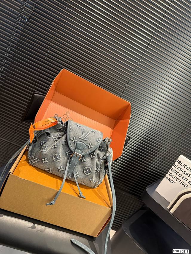 Comes with a folding box. Louis Vuitton Fall/Winter 2025 Collection, Paris Fash