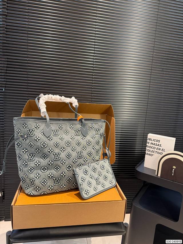 Comes with a folding box. LV Neverfull Denim Shopping Bag! An entry-level style