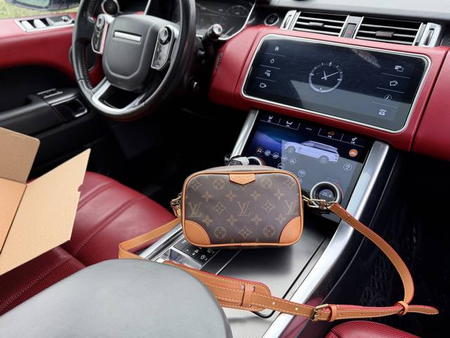 High-end "Louis Vuitton" Lv shoulder bag, Louis Vuitton messenger bag M14058. C