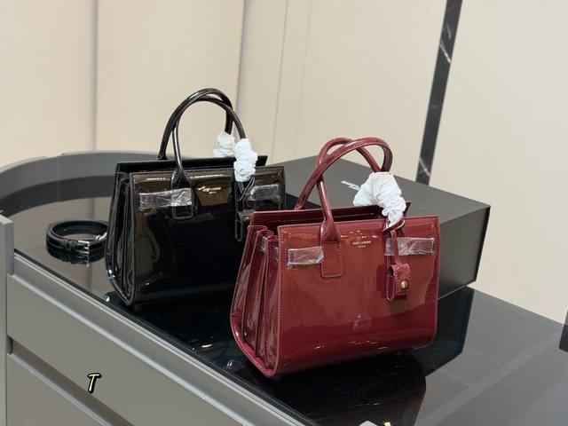 Comes with a folding box/airplane box YSL Saint Laurent Sac De Jour Accordion B