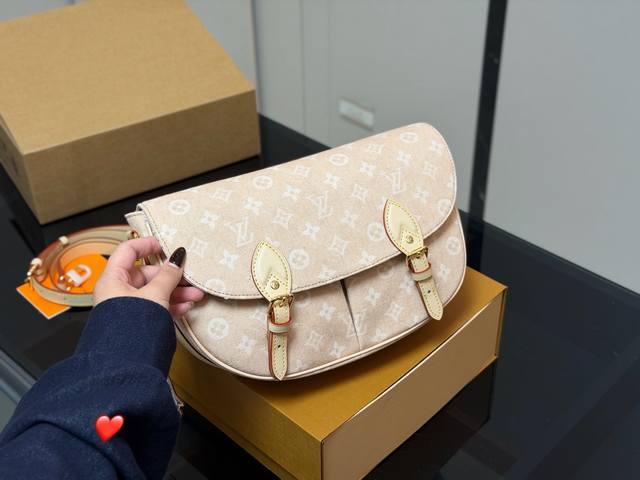 Comes with a folding box/airplane box Lvgrace Coddington collaboration Who woul