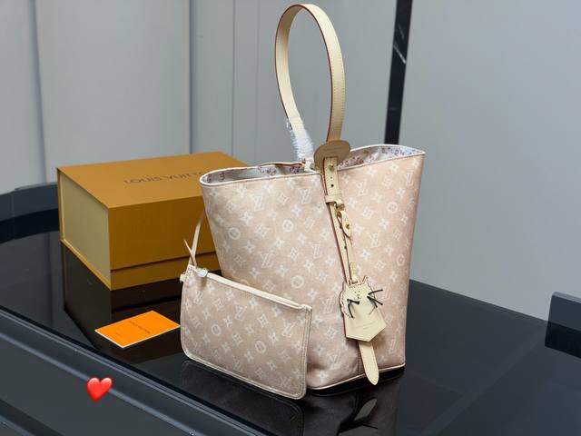 No Box Another hot new vintage LV bag is here! A bag that looks classic and trad