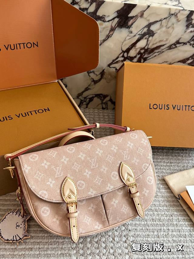Comes with box Size: 30 20 Cm Louis Vuitton collaboration camera bag I'm so exc