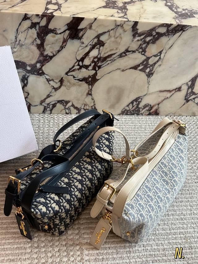 Dior monogram bento bag, effortlessly chic and relaxed. It embodies a new fashio