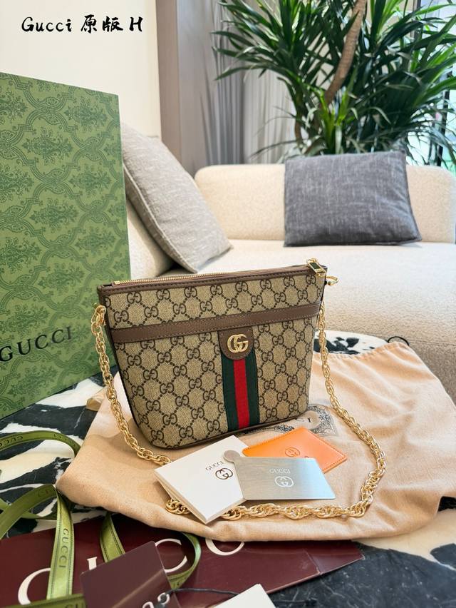 Gucci's new monogram chain bag! This Gucci Hobo tote bag has a relaxed, effortle