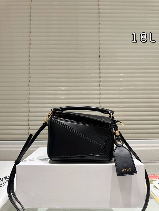 New pendant style with gift box packaging. Loewe adds another bag to their coll