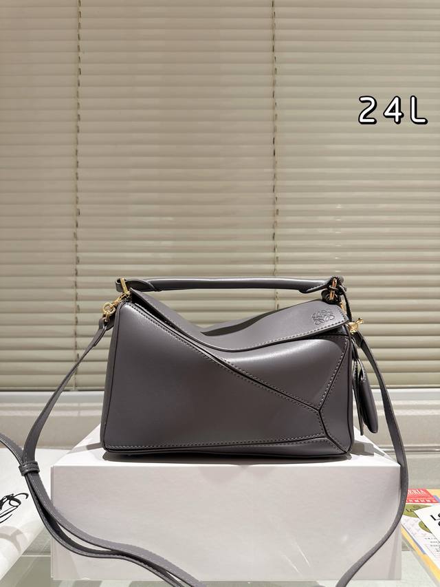 New pendant style with gift box packaging. Loewe adds another bag to their coll