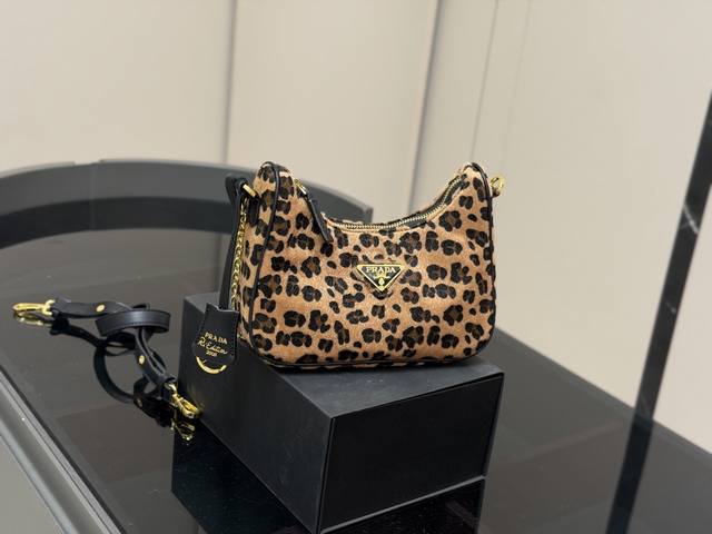 Size: 22.15cm Prada Hobo 3-in-1! Order exported to Korea! Super high quality!! A