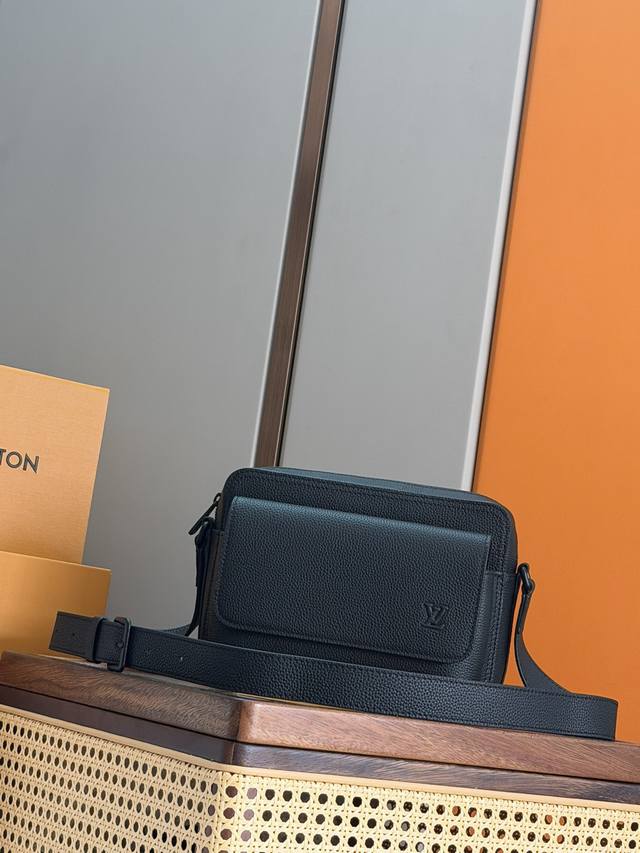 163C01 Dynamic Chip Boarding Messenger Bag] Model: M15265 Black Business Origina