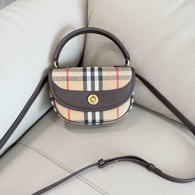 This original leather mini Highlands bag draws inspiration from outdoor design.