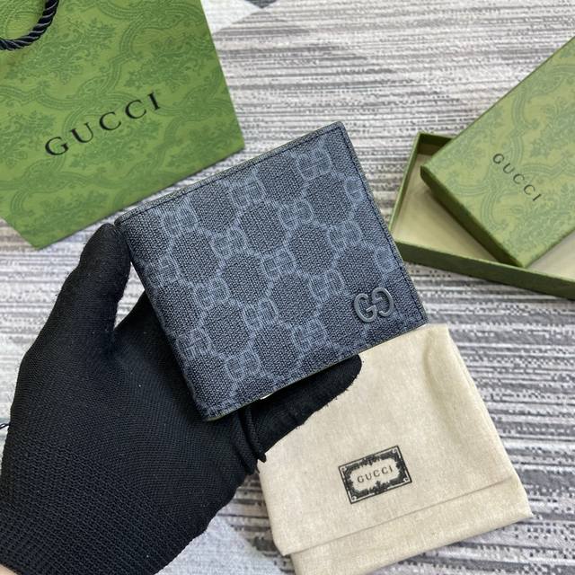 Top-of-the-line genuine leather GG wallet with GG details. Gucci small leather a