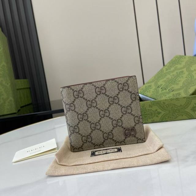 Top-of-the-line Gg detail wallet. Gucci small leather accessories push design bo