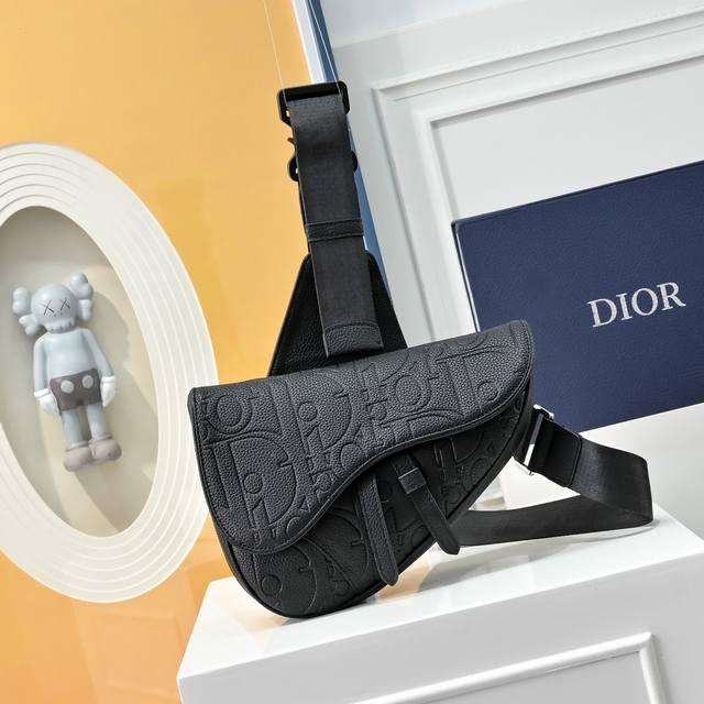 Comes with a full set of folding gift boxes. Black Saddle Bag, Couple Style, Or