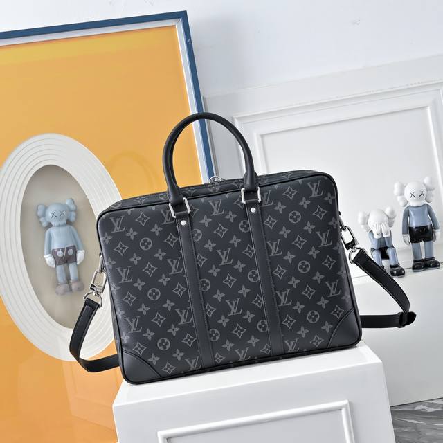 High-end Louis Vuitton Porte-Documents Voyage briefcase. The rugged Damier Graph