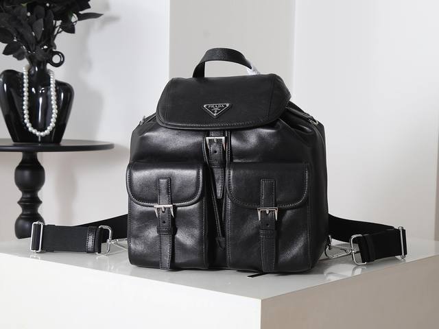 New Backpack 1Bz811B Lambskin This classic backpack is made of imported oiled la