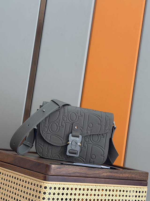 This top-quality replica saddle messenger bag is a new arrival this season, exq
