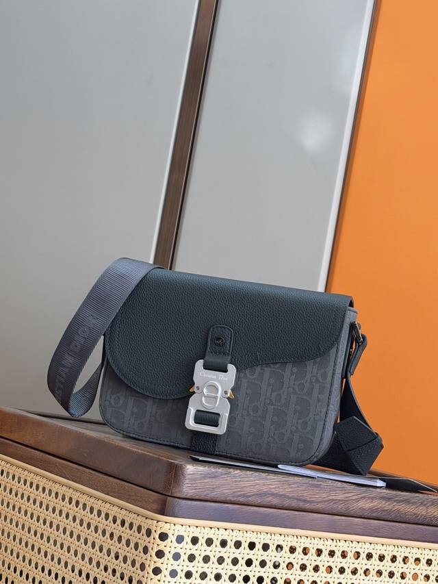 This saddle flap messenger bag is exquisitely stylish. Crafted from Oblique pri