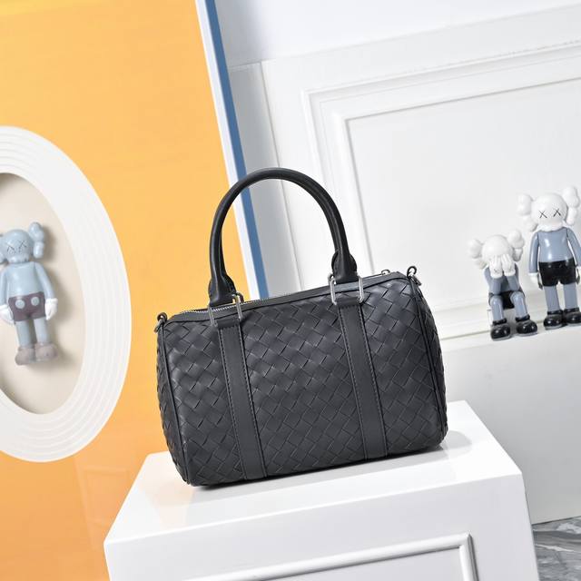 Bottega Veneta upgraded version, latest Bv pillow bag, same as the official web