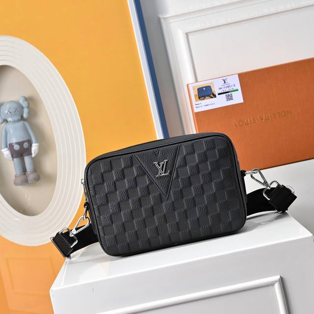 Lv Embossed cowhide messenger bag, shoulder bag, crossbody bag, classic and vers