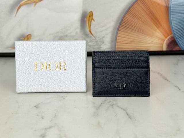 This elegant and exquisite Dior card holder is crafted from fine leather. It fe