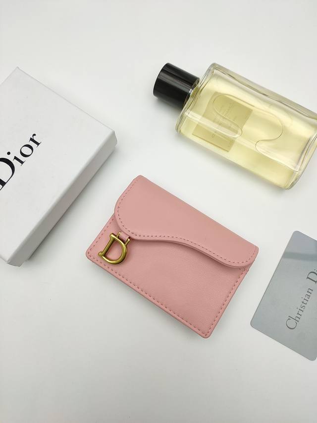 This Dior lambskin card holder is practical and exquisite, reminiscent of a tra