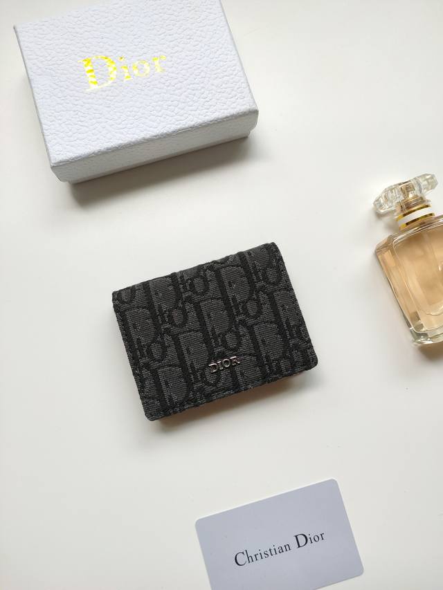 This business card holder/card holder is practical and exquisite, crafted from