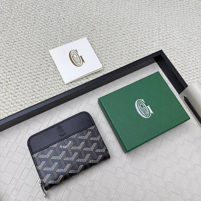 Goyard Matignon Mini Coin Purse features a full zip closure. The middle compart