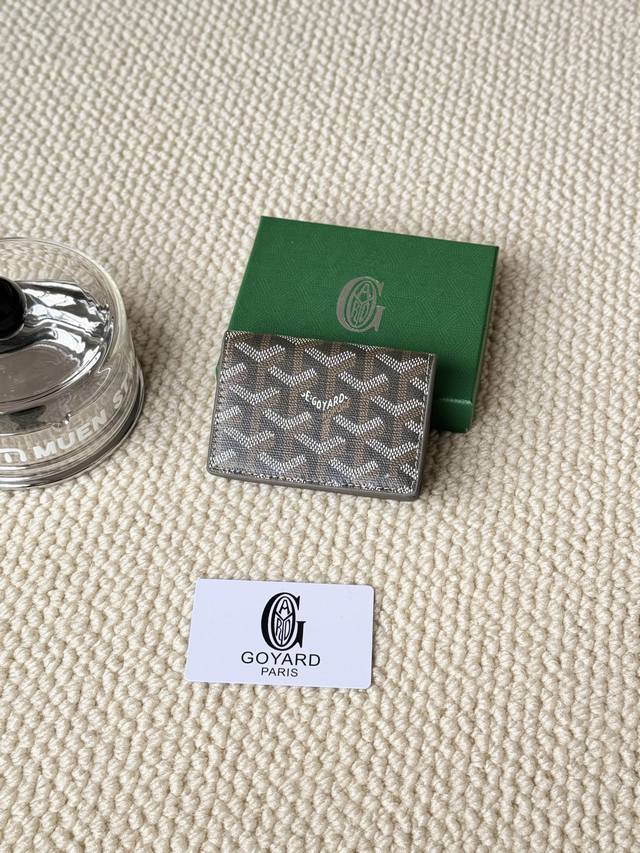 The Goya Malhesherbes card holder is ideal for business use, with a layout that